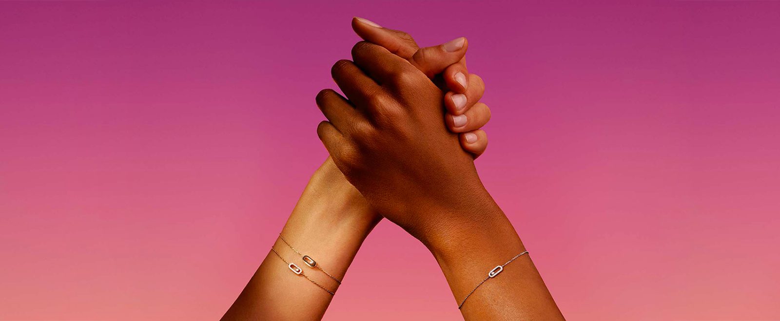 Deux-mains-se-tiennent-avec-des-bracelets-Messika-Move-Uno